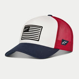 Alpinestars Flag Snapback pet, wit, marineblauw en rood, trucker-stijl pet met een gebogen marineblauwe klep, wit gestructureerd voorpand met een op een vlag geïnspireerde patch en een rode mesh achterkant, casual motorsport hoofddeksel