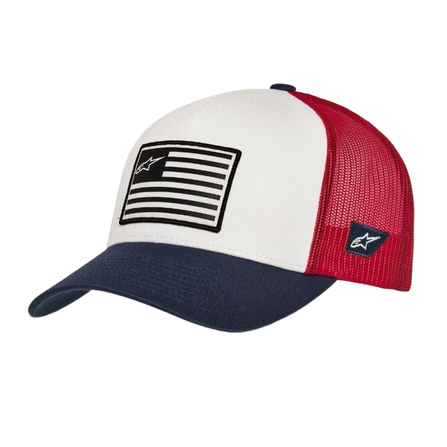 Alpinestars Flag Snapback pet, wit, navyblauw en rood, met een geprinte vlagpatch en logo op de voorkant, gebogen navyblauwe klep, rode mesh achterkant, geborduurd logo aan de zijkant, casual motorsport-geïnspireerde hoofdbedekking