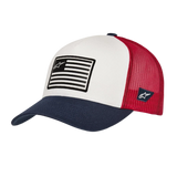 Alpinestars Flag Snapback pet, wit, navyblauw en rood, met een geprinte vlagpatch en logo op de voorkant, gebogen navyblauwe klep, rode mesh achterkant, geborduurd logo aan de zijkant, casual motorsport-geïnspireerde hoofdbedekking