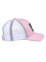 Alpinestars Flag Snapback pet, roze en wit, zijaanzicht met roze keperstof voorzijde en witte mesh achterkant, gebogen klep, gestructureerde kroon, zwarte patch met witte en roze details, casual motorsport-geïnspireerde hoofdbedekking