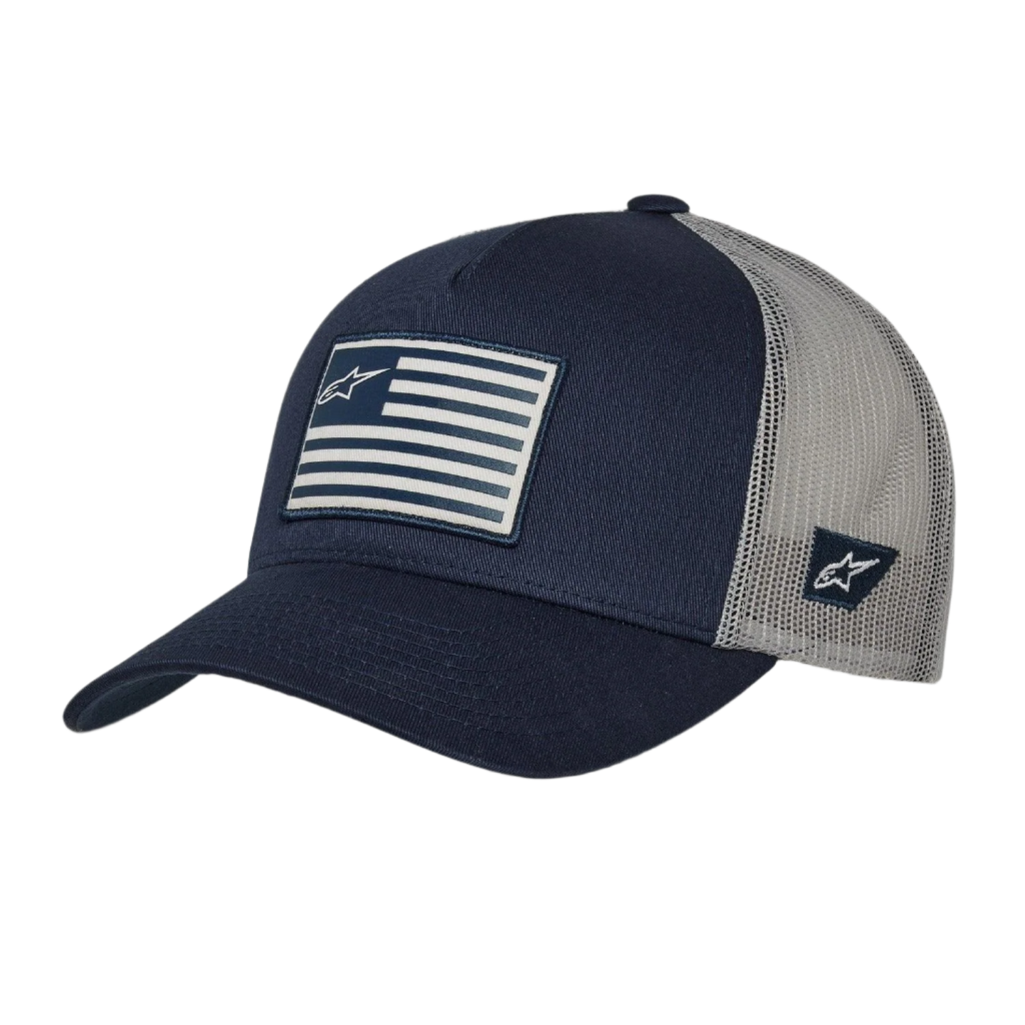 Alpinestars Flag Snapback pet, marineblauw en grijs, gebogen klep met gestructureerde kroon, bedrukte vlag-patch op de voorzijde, geborduurd logo aan de zijkant, mesh achterkant voor ademend vermogen, casual motorsport-geïnspireerde hoofdbedekking