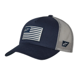 Alpinestars Flag Snapback pet, marineblauw en grijs, gebogen klep met gestructureerde kroon, bedrukte vlag-patch op de voorzijde, geborduurd logo aan de zijkant, mesh achterkant voor ademend vermogen, casual motorsport-geïnspireerde hoofdbedekking