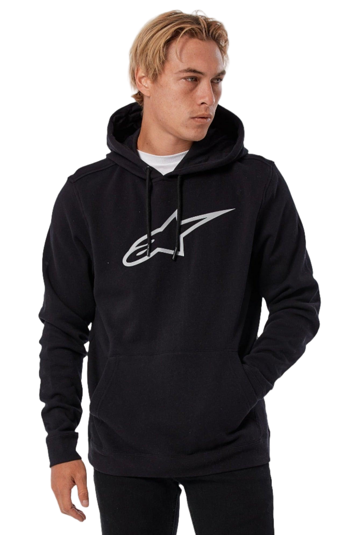 Man die een Alpinestars Ageless V3 hoodie draagt, zwart met een groot grijs omlijnd Astars-logo op de borst, casual streetwear voorzien van een capuchon met trekkoord en kangoeroezak, comfortabele lifestyle-kleding