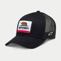 Alpinestars Cali 2.0 pet, zwarte truckerpet, geweven patch met Californische beer en Alpinestars-branding, gebogen klep, ademende mesh achterkant, wit geborduurd sterlogo aan de zijkant