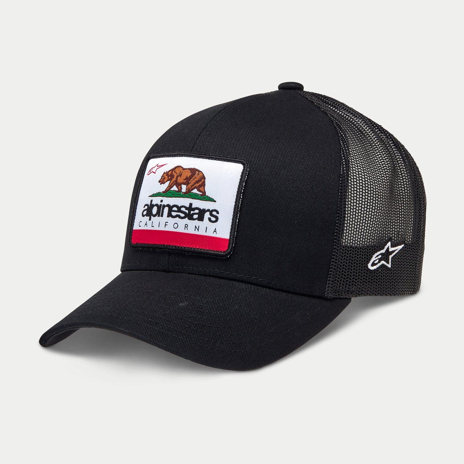 Alpinestars Cali 2.0 pet, zwarte truckerpet, geweven patch met Californische beer en Alpinestars-branding, gebogen klep, ademende mesh achterkant, wit geborduurd sterlogo aan de zijkant