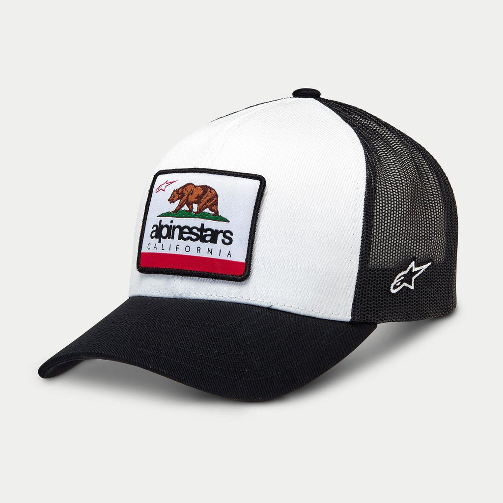 Alpinestars Cali 2.0 pet, trucker pet, wit en zwart, voorzien van een geweven California beer patch met Alpinestars branding, gestructureerde kroon, zwarte gebogen klep en mesh achterzijde, casual motorsport hoofdbedekking