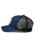 Alpinestars Cali 2.0 pet, marineblauw en zwart, zijaanzicht, twill voorkant met geweven merrow patch, zwarte poly mesh achterkant met wit geborduurd sterlogo, gebogen klep, casual motorsport-geïnspireerde hoofdbedekking