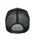 Alpinestars Cali 2.0 pet, marineblauw en zwart, achteraanzicht met ademende poly-mesh achterkant, verstelbare zwarte snapback-sluiting en klein logo-label, casual truckerpet-ontwerp