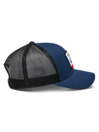 Alpinestars Cali 2.0 Pet, marineblauw met zwart mesh, zijaanzicht, gestructureerde truckerpet met gebogen klep en twill voorzijde, ademende poly mesh achterzijde, casual motorsport-hoofddeksel