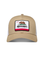 Alpinestars Cali 2.0 trucker pet, zand en wit, mesh achterkant, gebogen klep en geweven California beer patch.