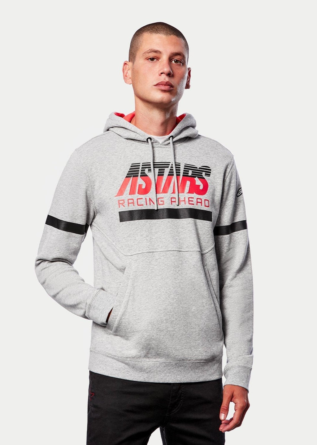 Alpinestars Club Hoodie, casual streetwear, grijs gemêleerd met rode jersey-gevoerde capuchon, ASTARS RACING AHEAD graphic, zwarte horizontale strepen op de borst en mouwen, motorsport-geïnspireerde fleece pullover