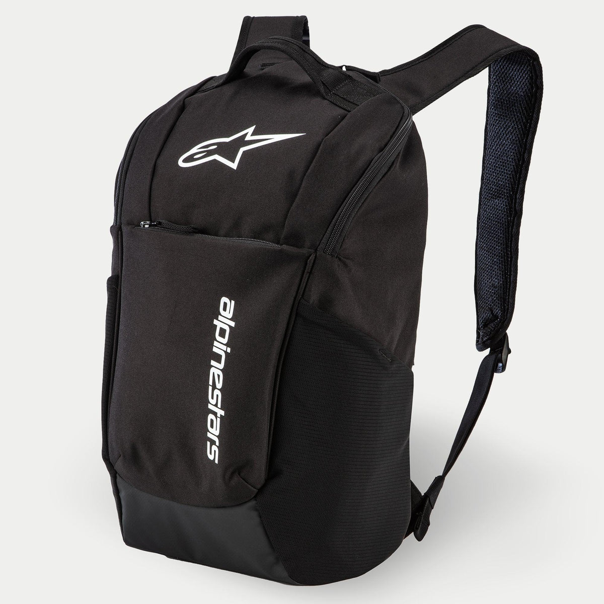 Alpinestars Defcon V2 Rugzak, dagrugzak, zwart, met wit geprint logo en verticale Alpinestars branding, voorvak met rits, zijvakken van gaas en gewatteerde airmesh schouderbanden, duurzame 600D polyester constructie
