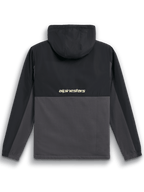 Alpinestars Juncture Hybrid Jas, achteraanzicht, zwart en gunmetal, anorak van verschillende materialen met ripstop juk en capuchon, voorzien van 'alpinestars' logo midden op de rug, casual motorsport streetwear