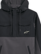 Alpinestars Juncture Hybrid Jas, zwart en gunmetal, detailopname van de voorkant, mix materiaal anorak met ripstop borstzakken en canvas fleece body, Alpinestars ster-logo op de borst, capuchon met trekkoord, casual motorsport streetwear