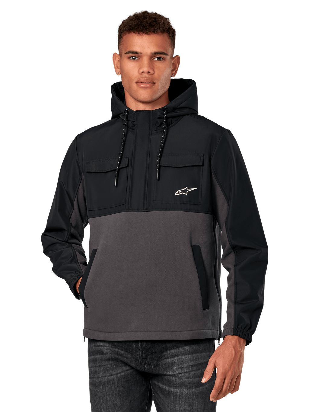 Alpinestars Juncture Hybrid Jacket, anorak hoodie voor heren, zwart en donkergrijs, tweekleurig ontwerp met ripstop-overlays en canvas fleece, borstzakken met een wit ster-logo en capuchon met trekkoord, casual streetwear geïnspireerd op de motorsport