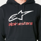 Alpinestars Always V3 Hoodie, zwarte pullover fleece, met wit sterlogo en rode Alpinestars-tekst op de borst, zwarte trekkoorden met gedoopte uiteinden, casual door motorsport geïnspireerde streetwear