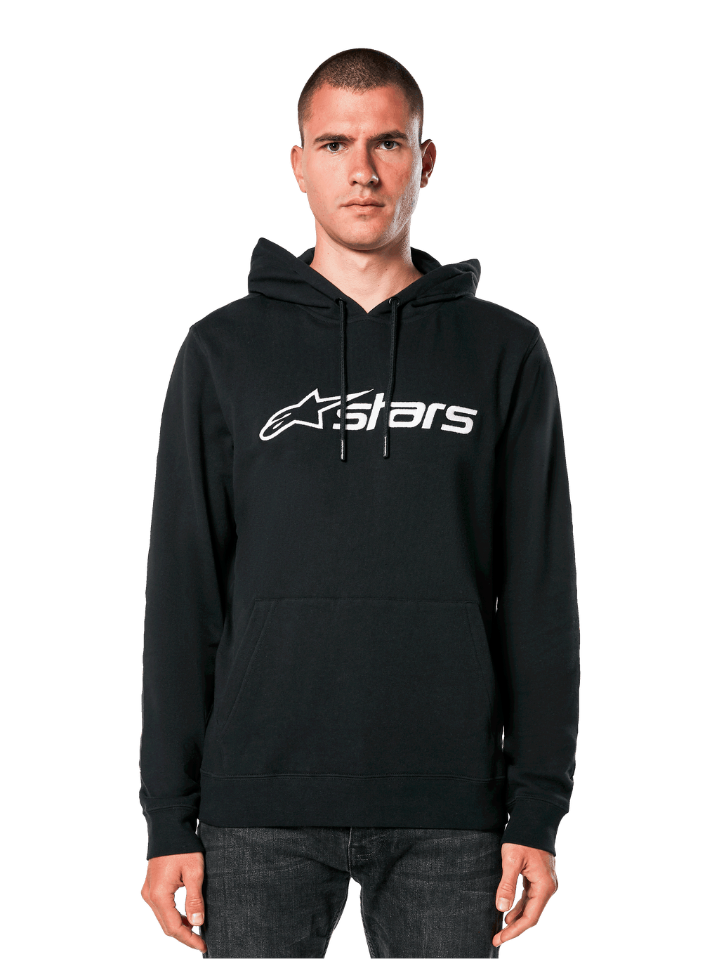 Alpinestars Blaze V3 hoodie, zwart met wit logo, casual streetwear, met kangoeroezak en capuchon met trekkoord, gedragen door een man, modern door de motorsport geïnspireerd ontwerp