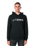 Alpinestars Blaze V3 hoodie, zwart met wit logo, casual streetwear, met kangoeroezak en capuchon met trekkoord, gedragen door een man, modern door de motorsport geïnspireerd ontwerp