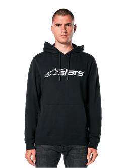 Alpinestars Blaze V3 hoodie, zwart met wit logo, casual streetwear, met kangoeroezak en capuchon met trekkoord, gedragen door een man, modern door de motorsport geïnspireerd ontwerp