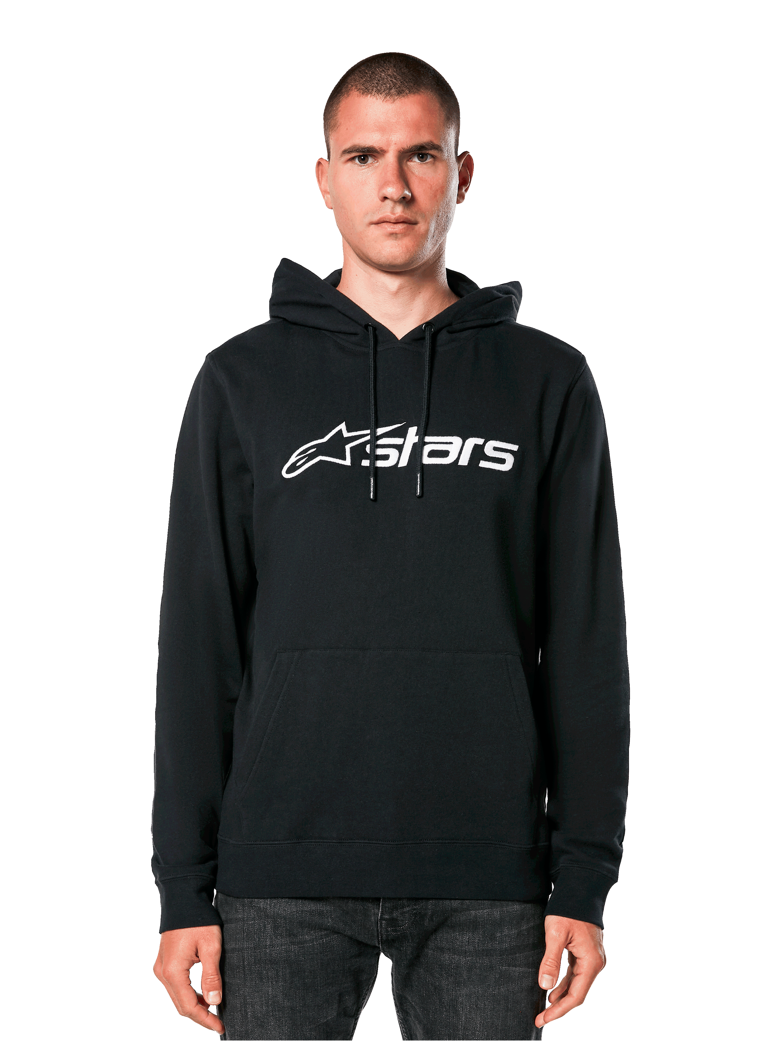 Alpinestars Blaze V3 hoodie, zwart met wit logo, casual streetwear, met kangoeroezak en capuchon met trekkoord, gedragen door een man, modern door de motorsport geïnspireerd ontwerp