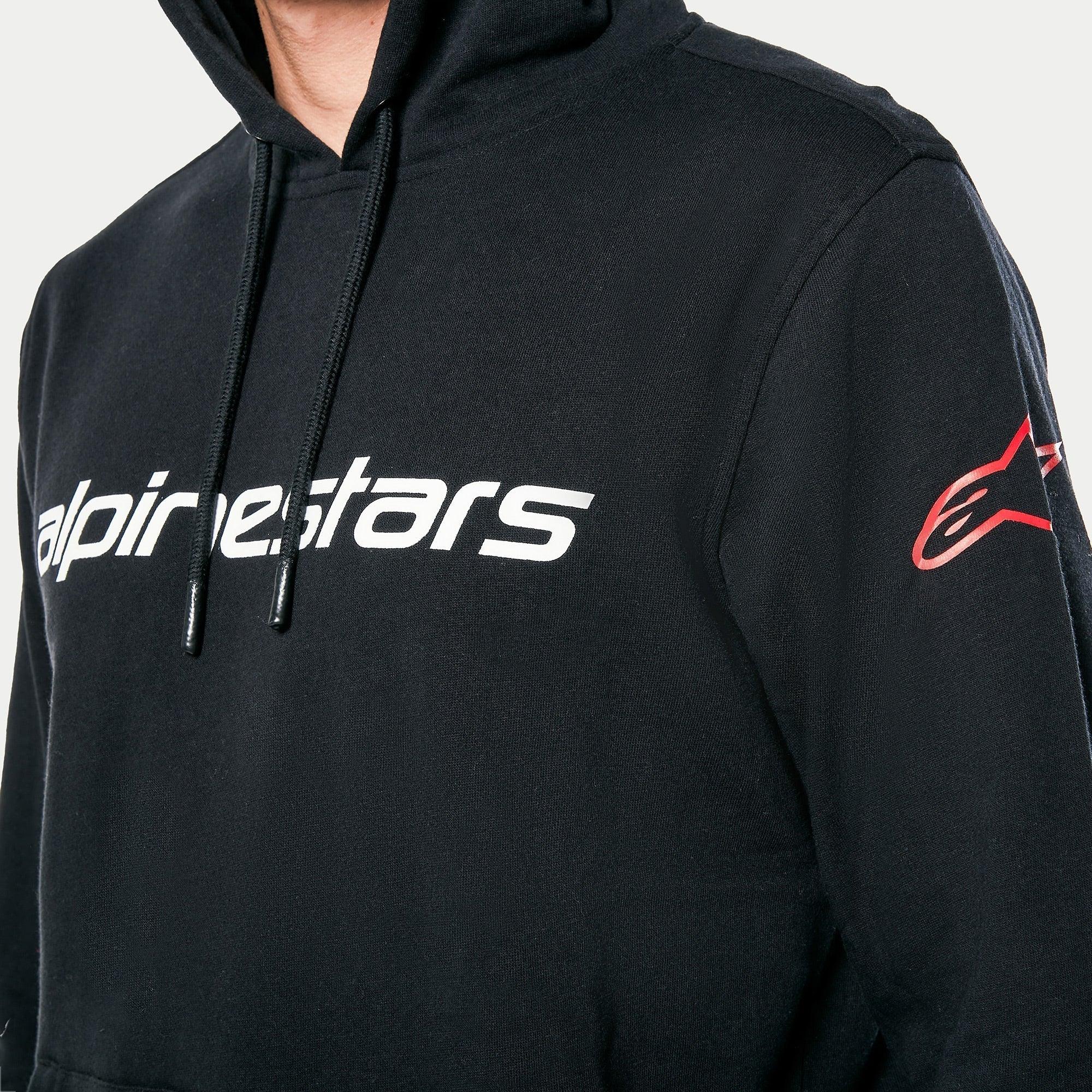 Alpinestars Linear Wordmark V3 Hoodie, zwarte hoodie, wit Alpinestars-woordmerk op de borst en rood Ageless-logo op de mouw, casual sportieve pullover fleece met capuchon met trekkoord