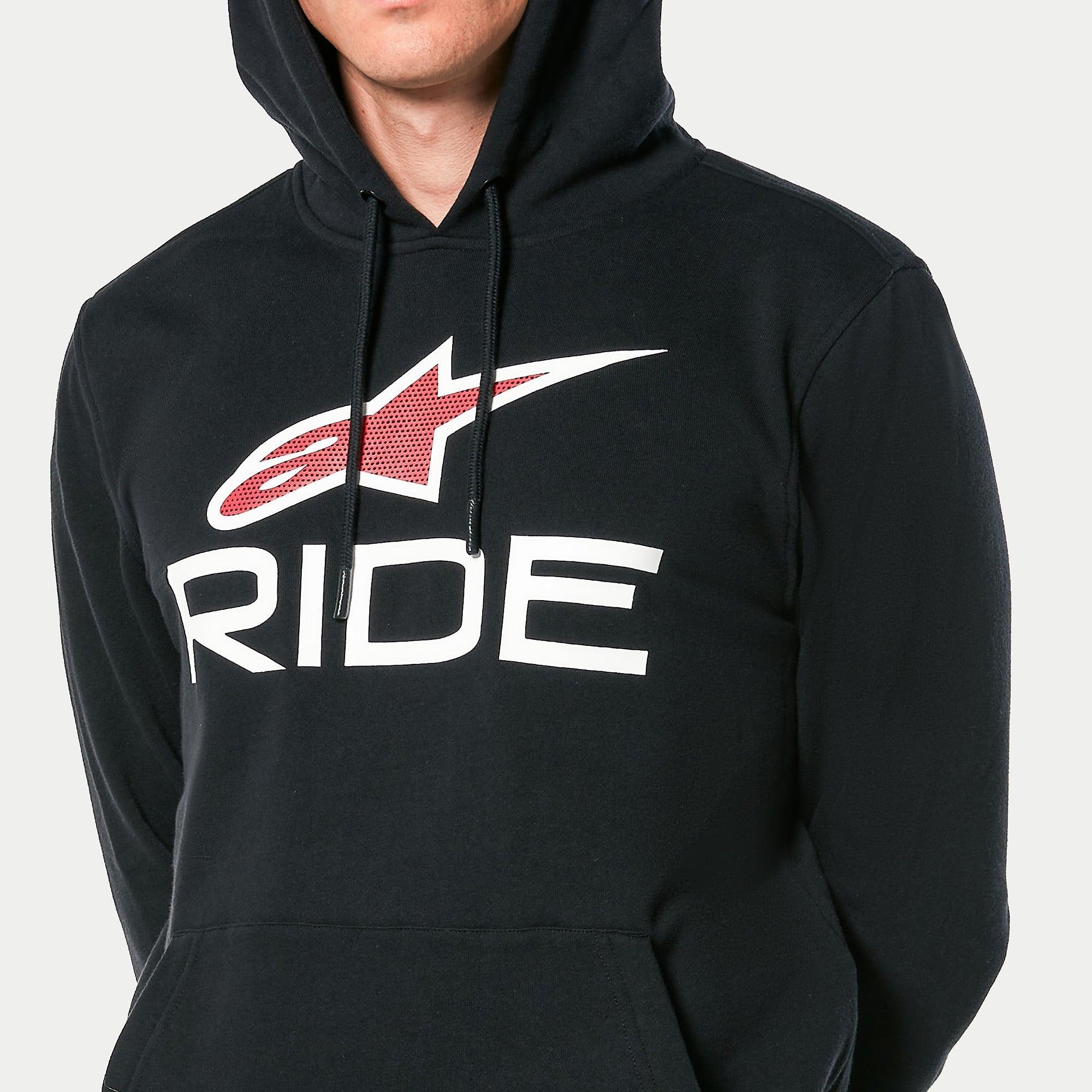 Alpinestars Ride 4.0 Hoodie, zwarte fleece hoodie, met witte 'RIDE' tekst en rood Alpinestars logo met perforatieprint op de borst, casual motorsport streetwear met capuchon met trekkoord