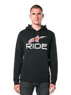 Alpinestars Ride 4.0 Hoodie, zwarte fleece pullover met rood en wit sterlogo en RIDE-tekst, capuchon met trekkoord en voorzak, vrijetijdskleding geïnspireerd op de motorsport