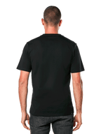 Alpinestars Ageless 2.0 CSF Tee, T-shirt met korte mouwen, zwart, achteraanzicht op model, effen ontwerp met cut and sew-pasvorm, casual motorsport-geïnspireerde sportkleding