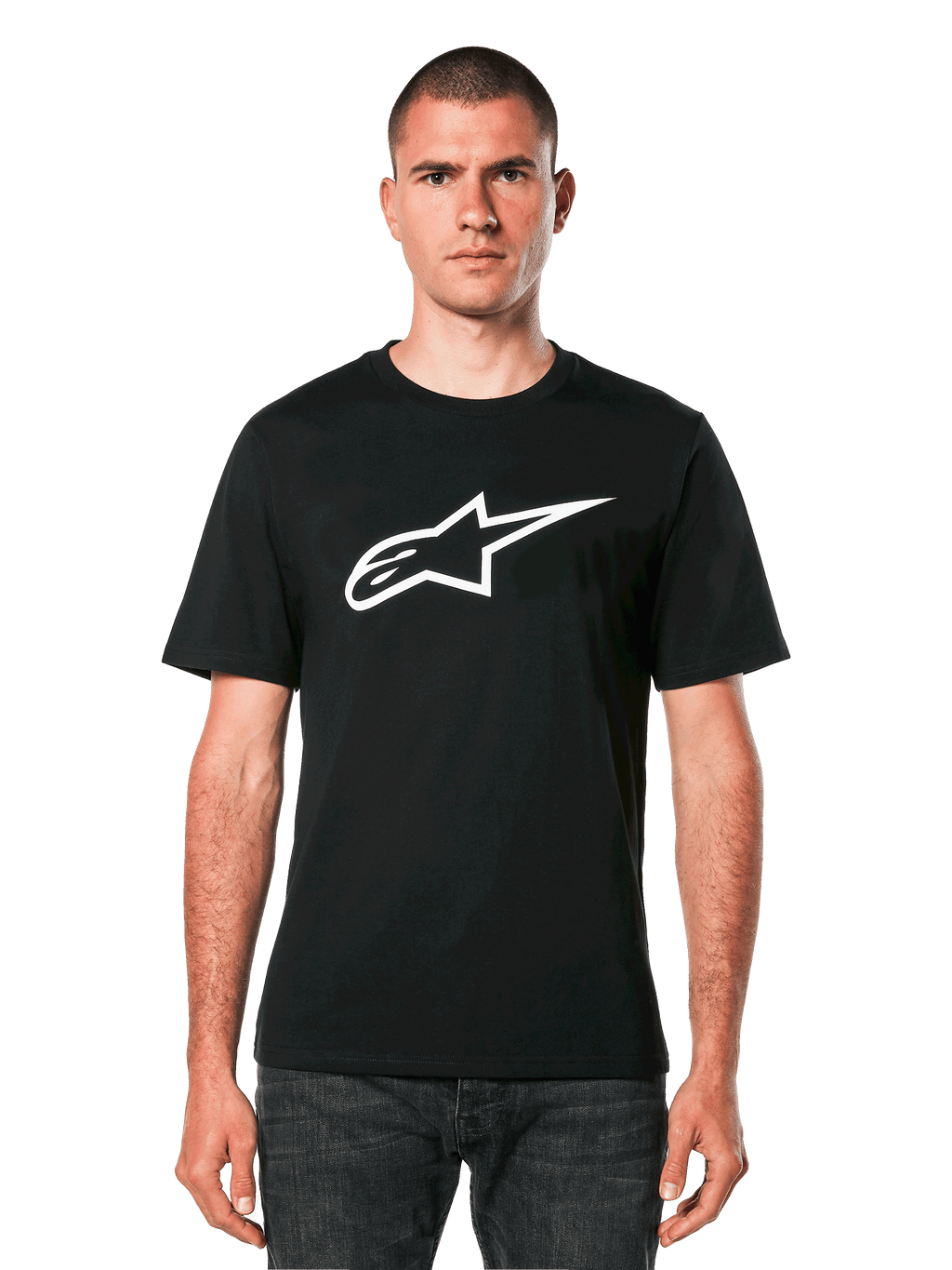 Alpinestars Ageless 2.0 CSF T-shirt, zwart T-shirt met korte mouwen, wit Alpinestars sterlogo, gedragen door model met donkere jeans, casual motorsport streetwear