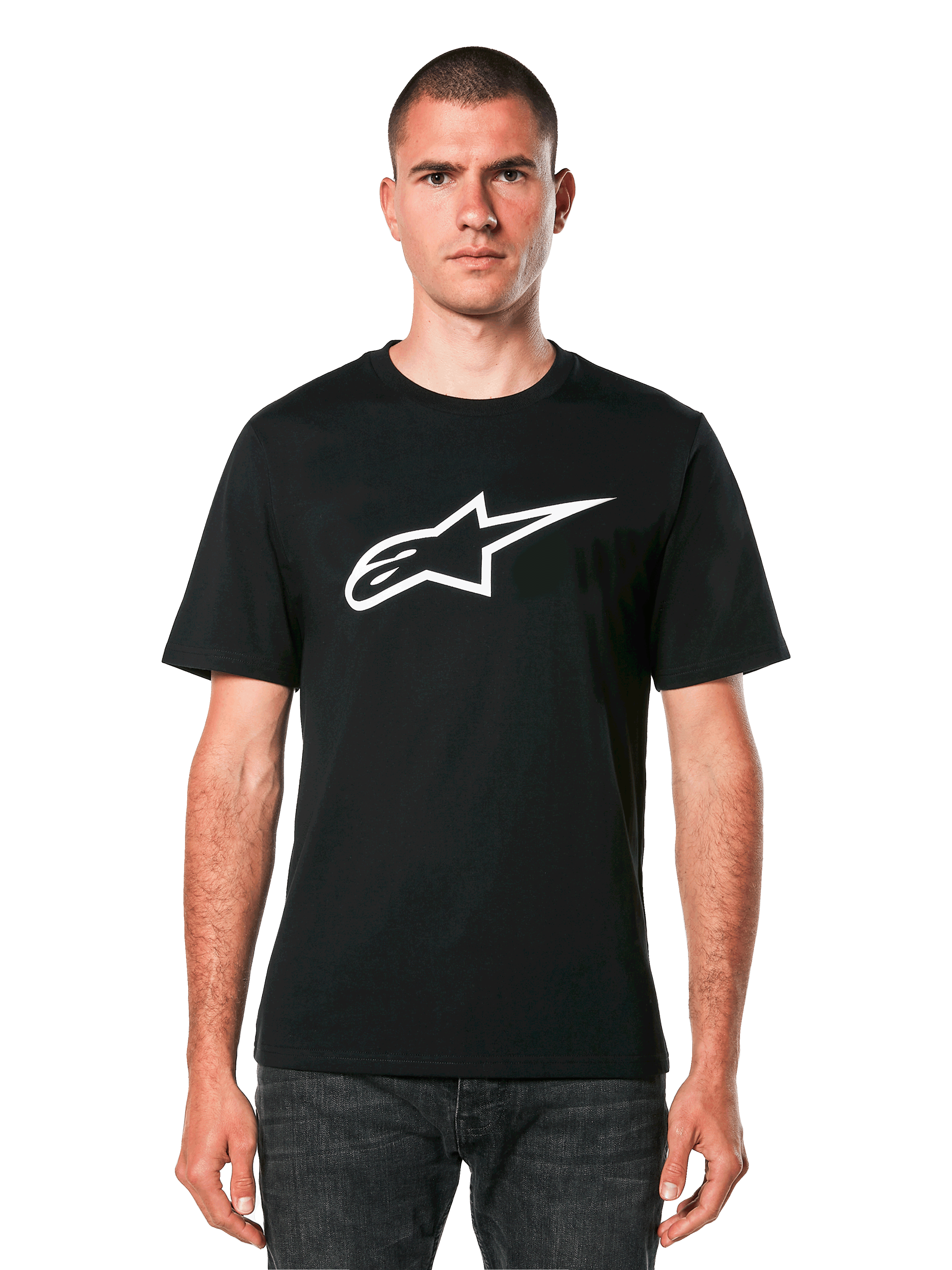 Alpinestars Ageless 2.0 CSF T-shirt, zwart T-shirt met korte mouwen, wit Alpinestars sterlogo, gedragen door model met donkere jeans, casual motorsport streetwear