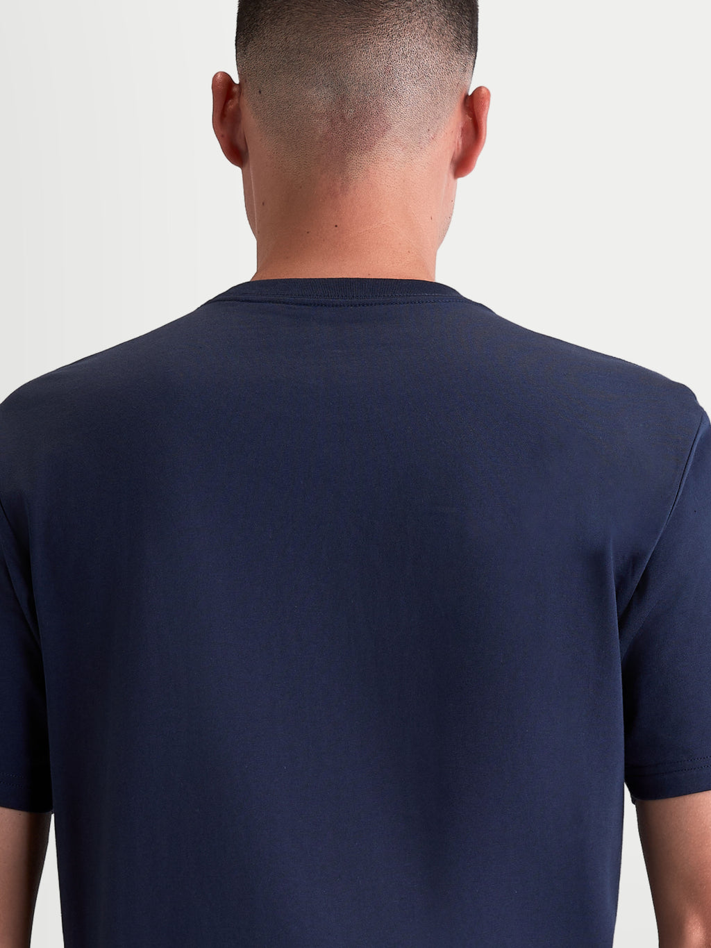 Alpinestars Ageless 2.0 CSF t-shirt, marineblauw sportswear t-shirt, unisex casual kleding, achteraanzicht op model toont de snij-en-naaipasvorm en premium katoen-polyester mix.