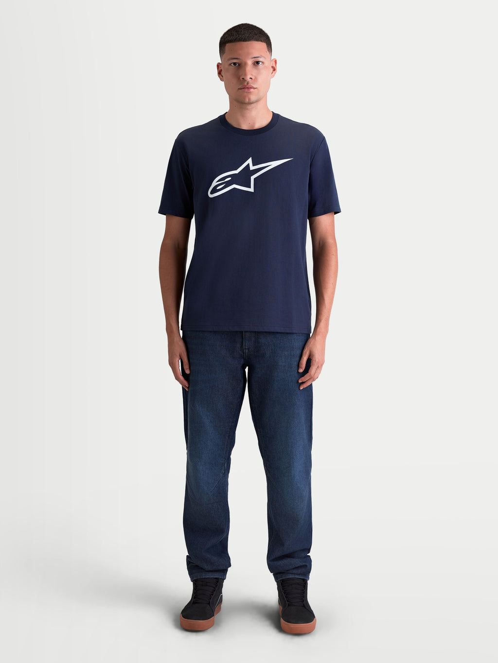 Alpinestars Ageless 2.0 CSF T-shirt, casual sportswear shirt met korte mouwen voor heren, marineblauw met een groot wit Ageless-logo op de borst, gemaakt van een zachte katoen-polyester mix, comfortabele pasvorm voor dagelijks gebruik.