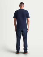 Alpinestars Ageless 2.0 CSF t-shirt, heren-sport-t-shirt met korte mouwen, marineblauw, achteraanzicht op model met de gestructureerde cut-and-sew pasvorm en premium katoen-polyester-blend voor dagelijkse casual wear.