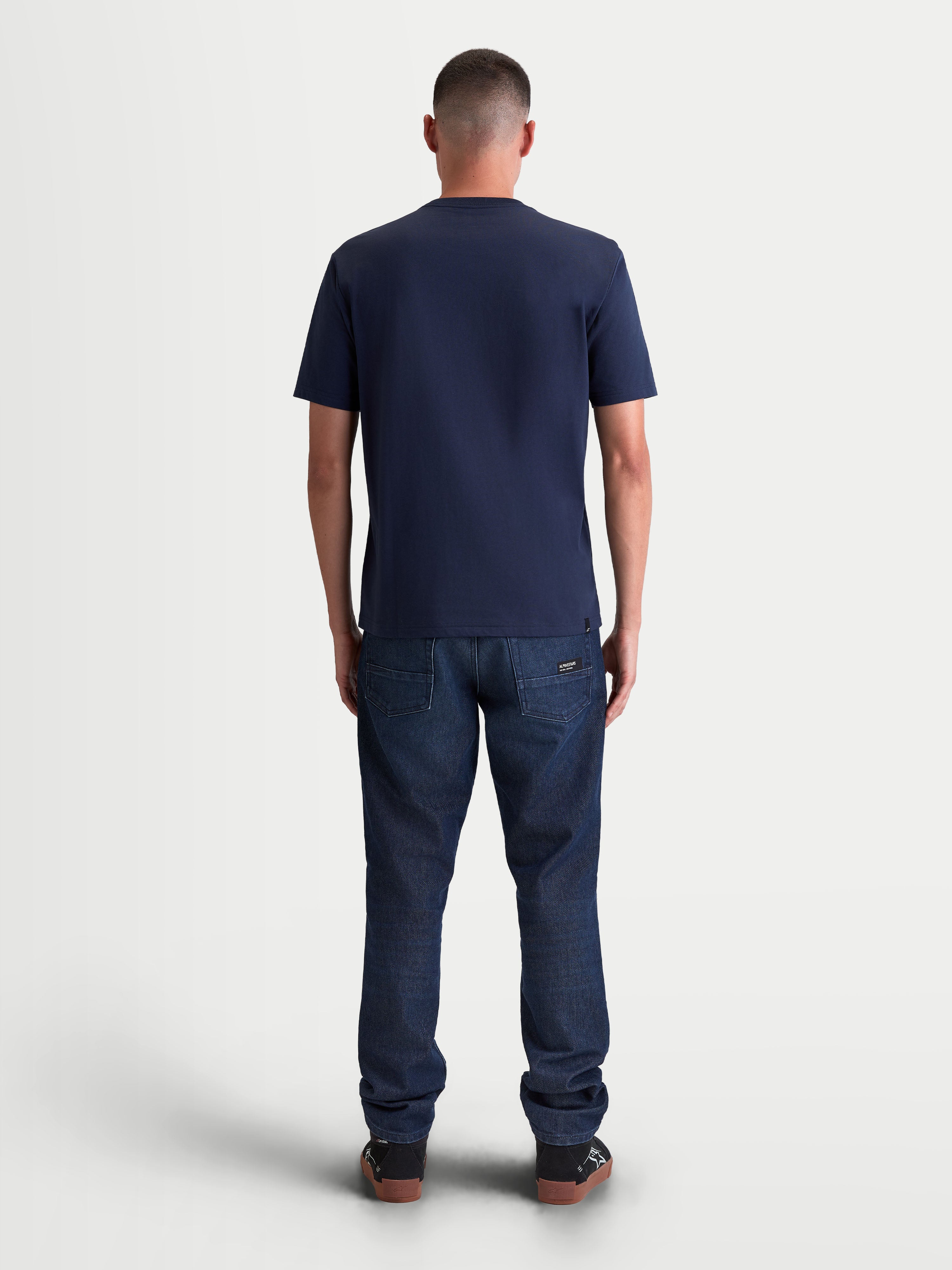 Alpinestars Ageless 2.0 CSF t-shirt, heren-sport-t-shirt met korte mouwen, marineblauw, achteraanzicht op model met de gestructureerde cut-and-sew pasvorm en premium katoen-polyester-blend voor dagelijkse casual wear.