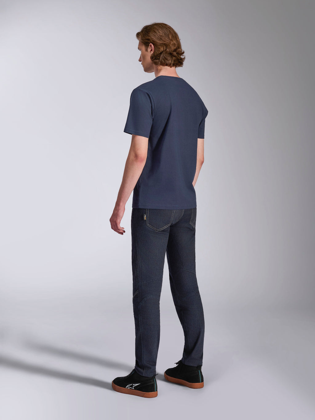Alpinestars Ageless 2.0 CSF Tee, T-shirt met korte mouwen, navy, achteraanzicht, gedragen met donkere denim jeans en zwarte sneakers, casual motorsport streetwear