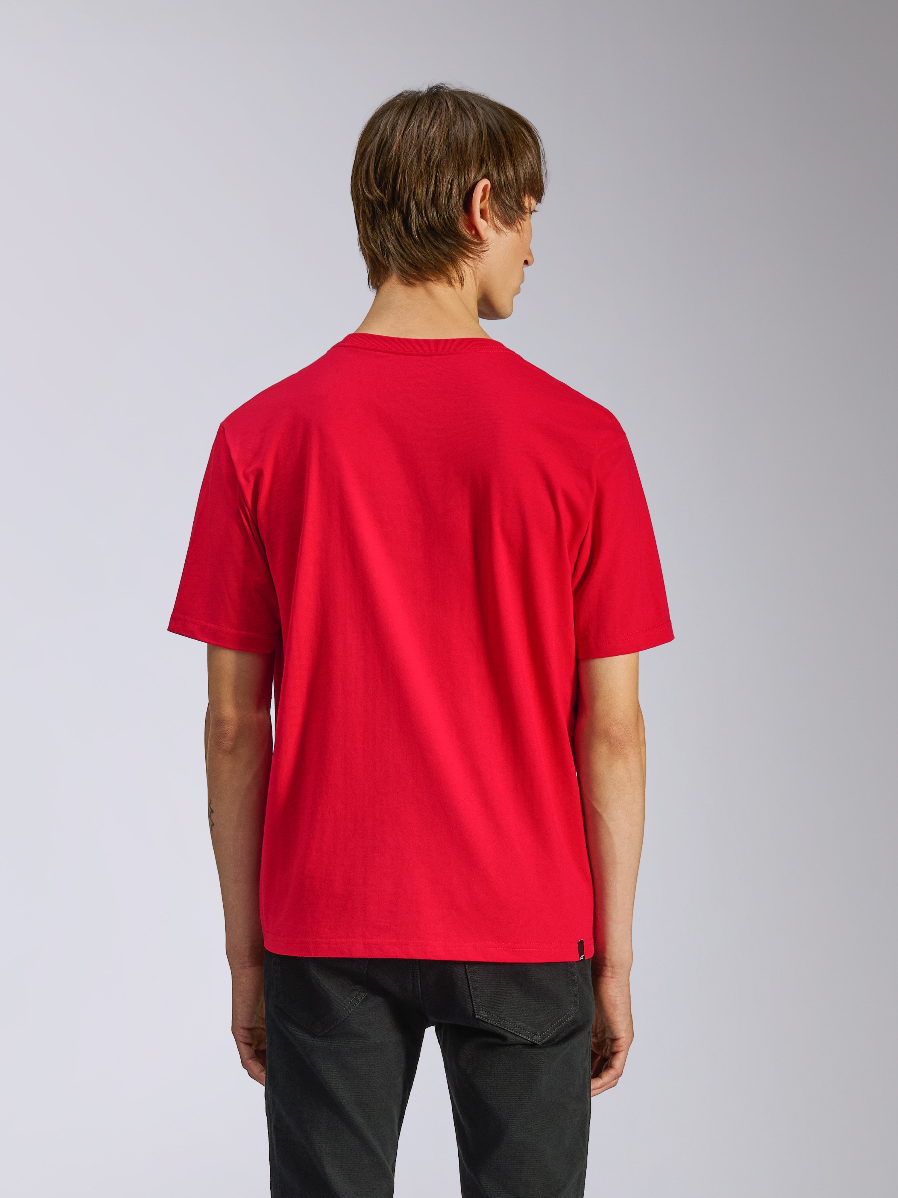 Alpinestars Ageless Shadow CSF Tee, T-shirt met korte mouwen, rood, achteraanzicht op model, gecombineerd met zwarte broek, casual motorsport streetwear