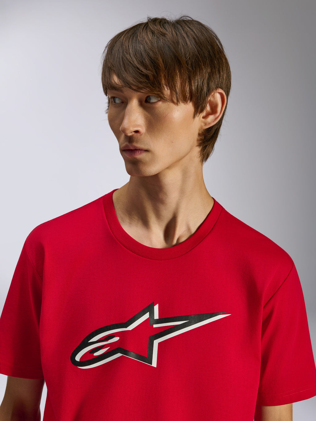 Alpinestars Ageless Shadow CSF Tee, t-shirt met korte mouwen, rood, Ageless-sterlogo op de voorzijde met zwart-wit schaduweffect, gedragen door een model, casual motorsport-geïnspireerd ontwerp