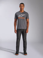 Alpinestars Always 2.0 CSF Tee, T-shirt met korte mouwen, antracietgrijs met wit logo en oranje tekst, gedragen door model met donkere jeans, casual motorsport streetwear
