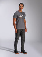 Alpinestars Always 2.0 CSF Tee, T-shirt met korte mouwen, antracietgrijs, wit A-star logo met oranje merknaam, casual motorsport streetwear gedragen met een donkere jeans en zwarte sneakers