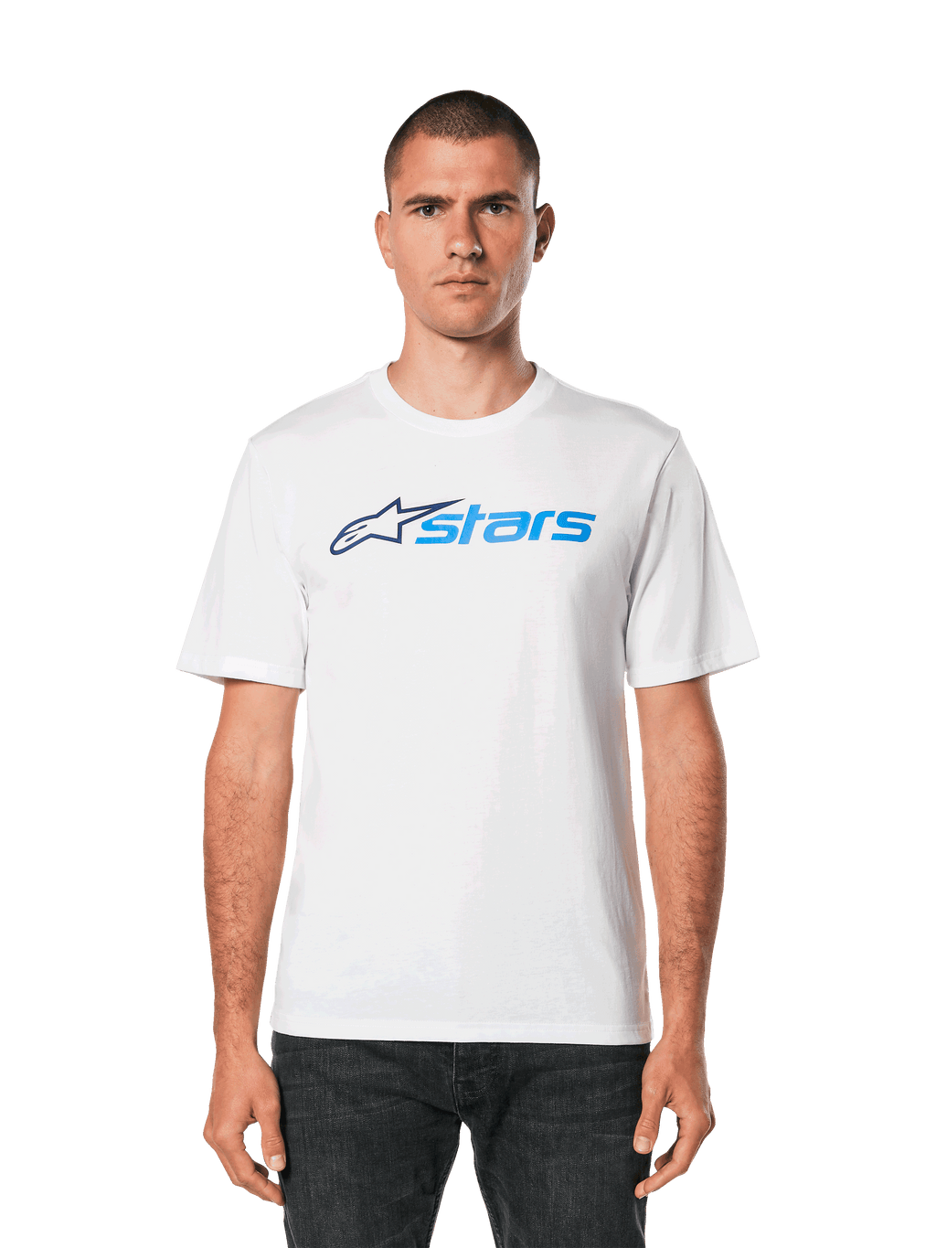 Alpinestars Blaze 2.0 CSF T-shirt, wit T-shirt met korte mouwen, blauwe Alpinestars logo-opdruk, casual motorsport streetwear, gedragen met een donkere jeans