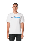 Alpinestars Blaze 2.0 CSF T-shirt, wit T-shirt met korte mouwen, blauwe Alpinestars logo-opdruk, casual motorsport streetwear, gedragen met een donkere jeans