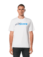Alpinestars Blaze 2.0 CSF T-shirt, wit T-shirt met korte mouwen, blauwe Alpinestars logo-opdruk, casual motorsport streetwear, gedragen met een donkere jeans