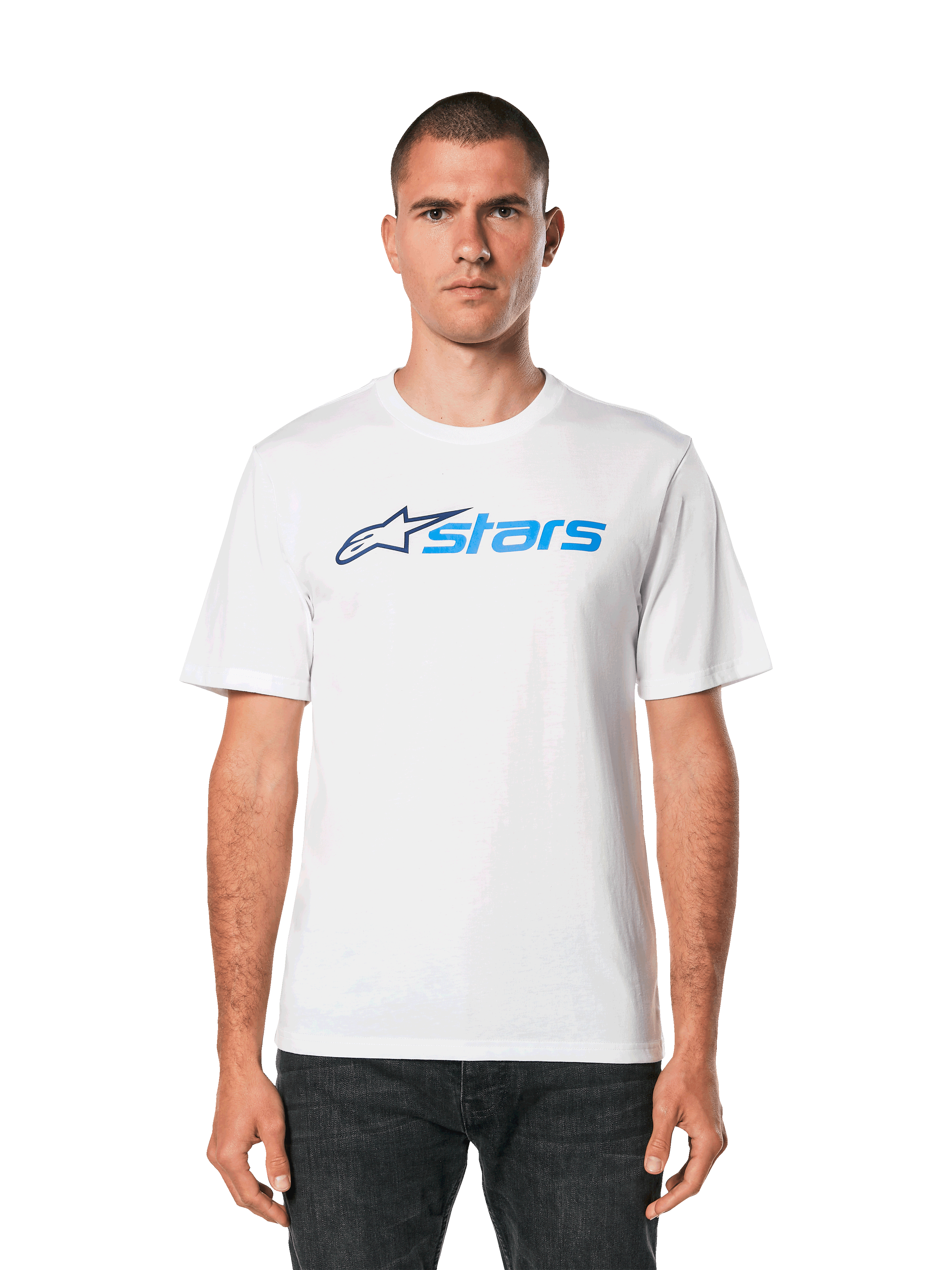 Alpinestars Blaze 2.0 CSF T-shirt, wit T-shirt met korte mouwen, blauwe Alpinestars logo-opdruk, casual motorsport streetwear, gedragen met een donkere jeans