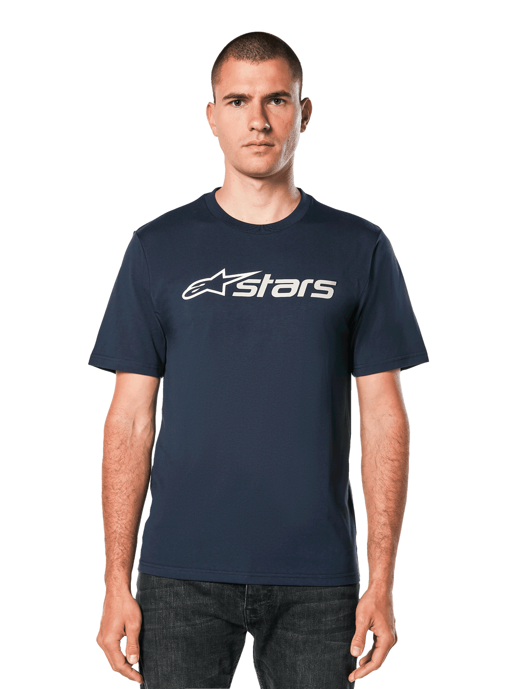 Alpinestars Blaze 2.0 CSF Tee, donkerblauw T-shirt met korte mouwen en wit Astars-logo, gedragen door een man met donkere jeans, casual motorsport lifestylekleding