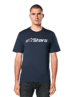 Alpinestars Blaze 2.0 CSF Tee, donkerblauw T-shirt met korte mouwen en wit Astars-logo, gedragen door een man met donkere jeans, casual motorsport lifestylekleding