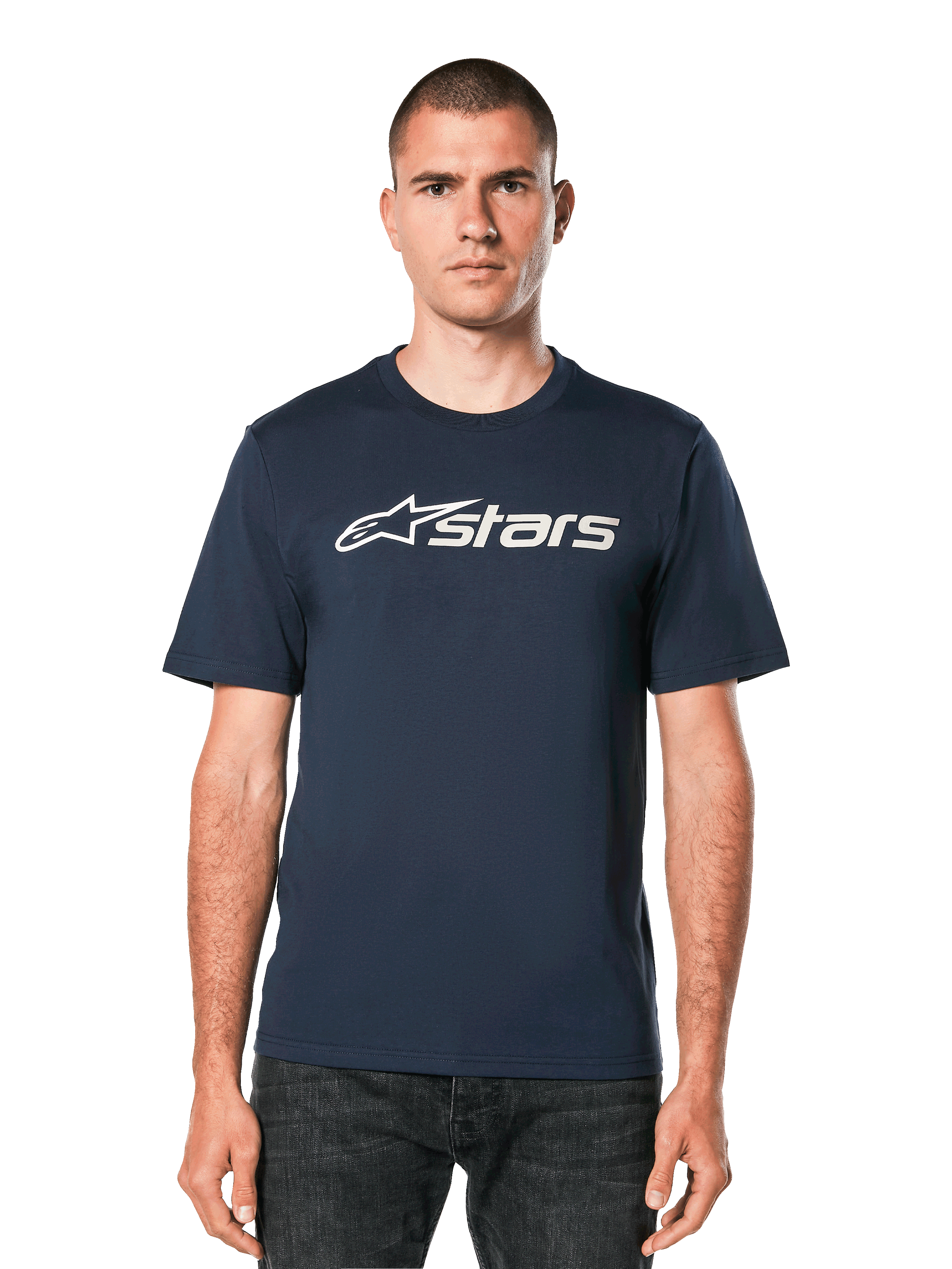Alpinestars Blaze 2.0 CSF Tee, donkerblauw T-shirt met korte mouwen en wit Astars-logo, gedragen door een man met donkere jeans, casual motorsport lifestylekleding