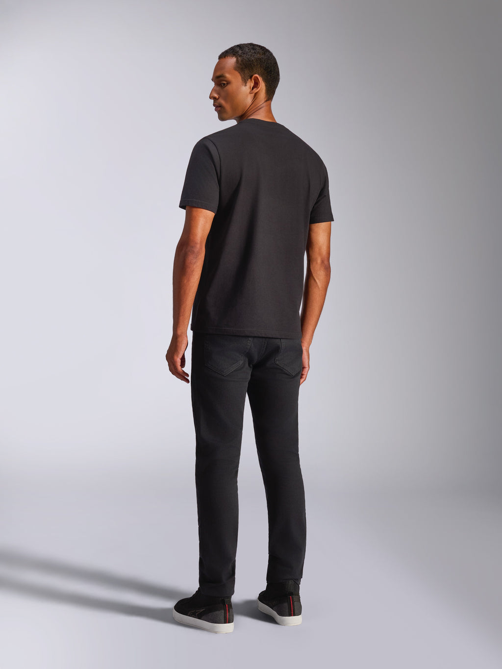Alpinestars Blaze 2.0 CSF Tee, T-shirt met korte mouwen, zwart, achteraanzicht op mannelijk model, gedragen met zwarte broek, casual motorsport streetwear