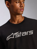 Alpinestars Blaze 2.0 CSF Tee, T-shirt met korte mouwen, zwart, wit en grijs Astars logo-graphic, casual motorsport streetwear, close-up van het model