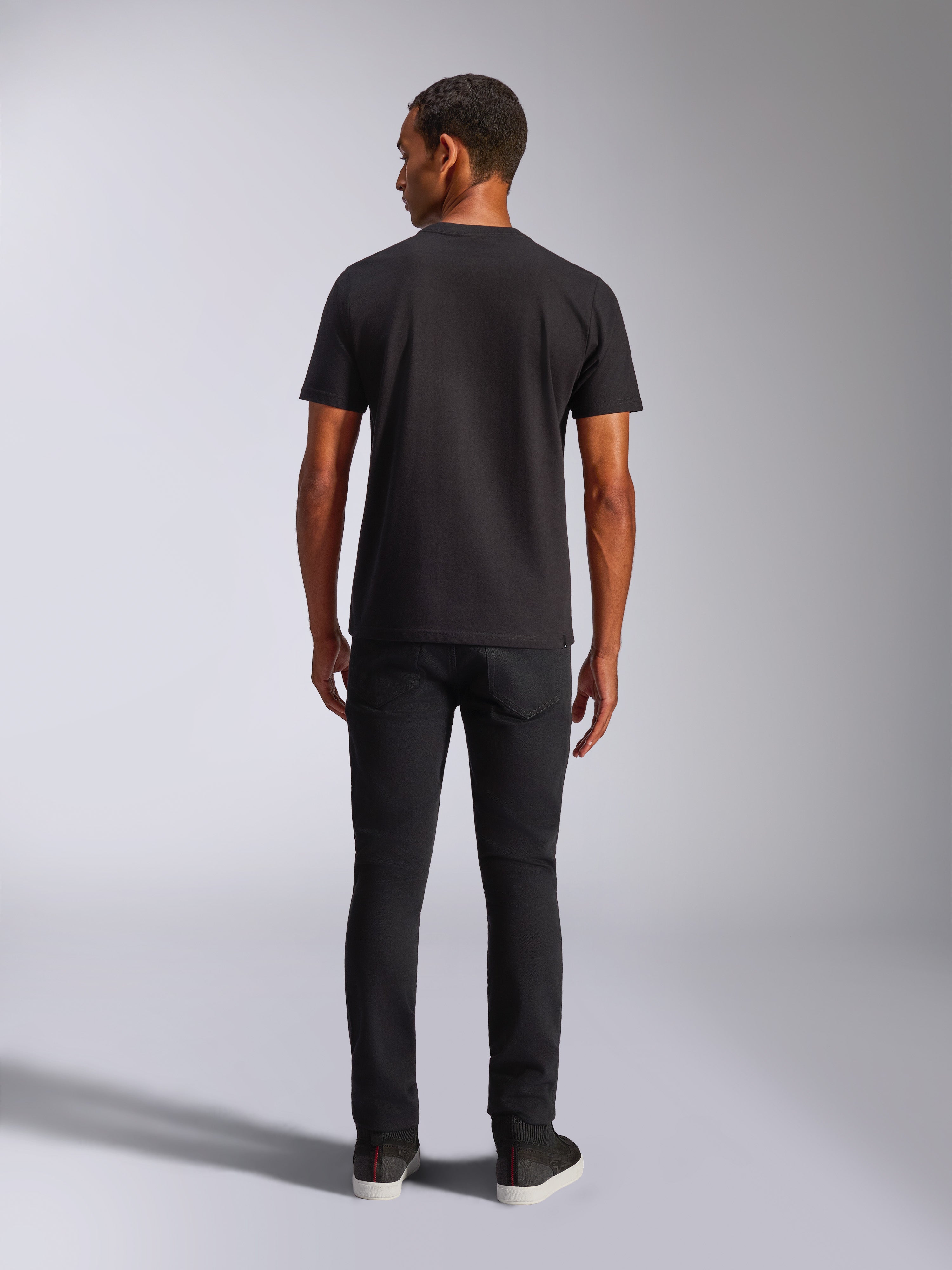 Alpinestars Blaze 2.0 CSF Tee, T-shirt met korte mouwen, zwart, achteraanzicht, gedragen met zwarte jeans, casual motorsport-geïnspireerde streetwear