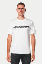 Alpinestars Linear Wordmark 2.0 CSF Tee, T-shirt met korte mouwen, wit met zwart lineair woordmerk op de borst en rood logo op de mouw, gedragen door model met donkere jeans, casual motorsport streetwear